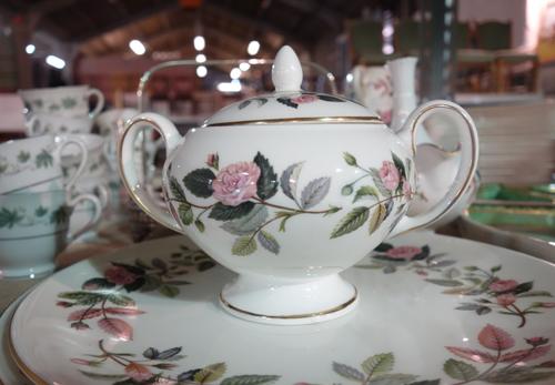 Ceramics, including; a part Wedgwood Rose Hathaway tea service, lacking teapot, a Booths green 7 piece segmented hors d'oeuvre set and sundry, (qty).