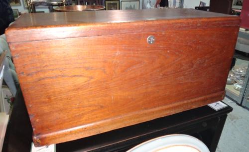 An early 20th century oak lift top trunk, 91cm wide x 44cm high.  BAY2