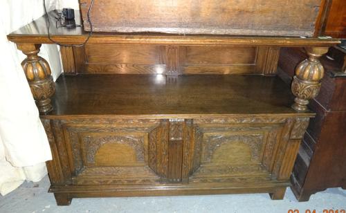 An early 20th century oak two tier buffet, on bulbous turned upright supports and block feet, 127cm wide x 92cm high.  H6