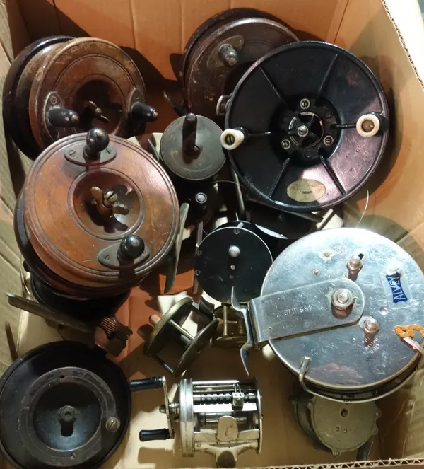 Fishing interest; a collection of vintage reels, to include wooden Starbacks brass reels, (18).    CAB