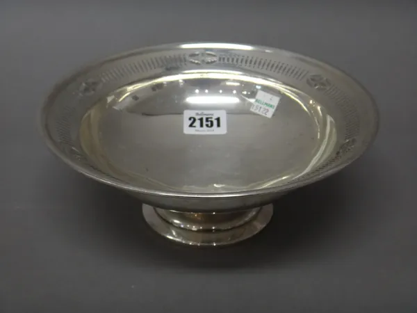 A silver pedestal bowl, decorated with a pierced and engraved border and raised on a circular foot, Chester 1924, diameter 21cm, weight 258 gms.