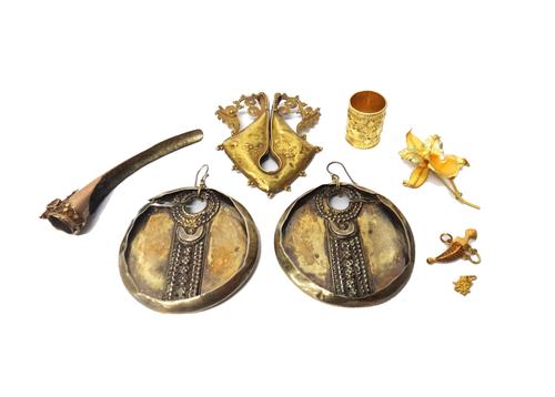 A gold and imitation pearl brooch, designed as a flower, detailed 18 K, a gold charm, designed as a jambyia and a group of further Asian gilt items, (