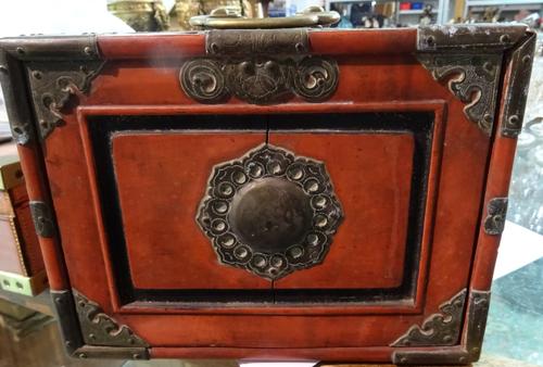 An early 20th century cased mah-jong set. C