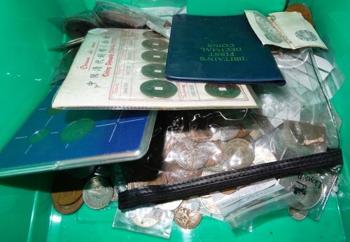 A quantity of British and foreign mixed coins, (qty)  C