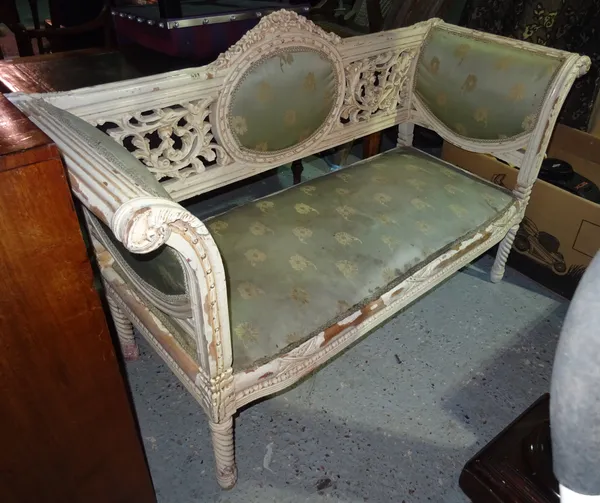 A 20th century Continental cream painted settle, with carved decoration, 97cm wide.  I5