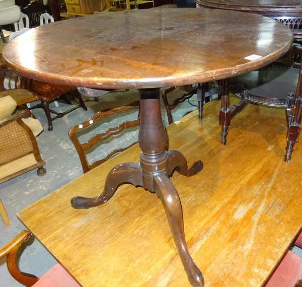 A George III mahogany circular snap top occasional table, on downswept supports, 79cm wide x 70cm high, (a.f).  H5