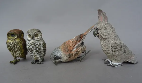 An Austrian Bergmann cold painted model of a wild bird, 10.5cm wide, an Austrian cold painted bronze model of a cockatoo, early 20th century, stamped