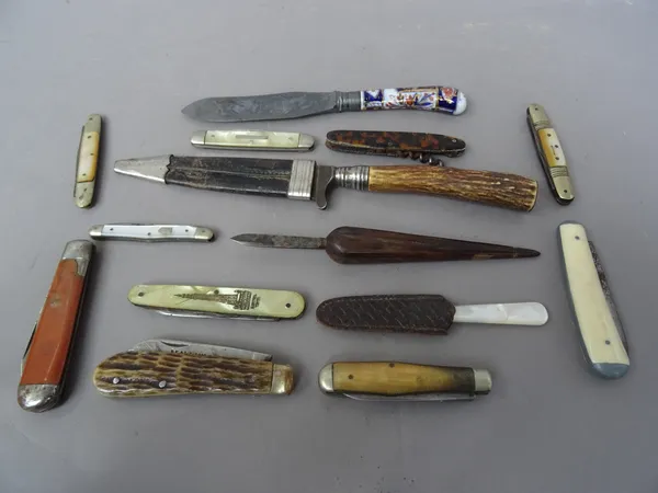 A quantity of vintage pocket knives including; a tortoiseshell folding knife shaped as a lady's leg, a brass folding fleam, 'BAM cast steel' horn hand