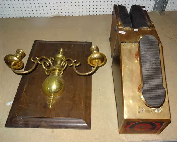 A brass and wooden reproduction, portable shoe shine station and a twin branch wall light, (2).  S4B