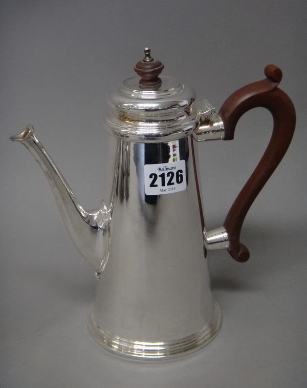 A silver coffee pot, of tapering cylindrical form, with composition fittings, in the 18th century taste, London 1971, gross weight 623 gms.