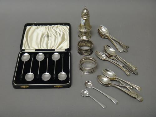 Silver, comprising; a set of six coffee spoons, with engraved decoration, Sheffield 1908, five teaspoons, London 1903, eleven further spoons, two napk