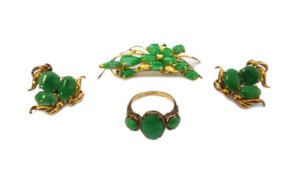 A gold and jade three stone ring, detailed 14 K, ring size O and a half, a gold and jade brooch, designed as a floral and foliate spray and a pair of