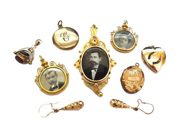 A gold pendant brooch, of oval form, circa 1900, the front mounted with a photographic portrait of a gentleman, the back glazed with a locket compartm