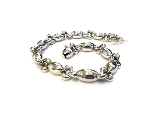 An 18ct white gold bracelet, in an oval and twistover bead link design, on a snap clasp, length 18.5cm, gross weight 14 gms.