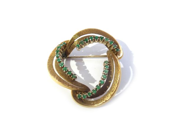 A gold and emerald brooch, in a curved trefoil shaped design, mounted with three curved rows of circular cut emeralds, apparently unmarked, gross weig