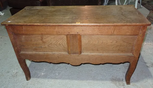 A late 19th century oak lift top trunk, on cabriole supports, 122cm wide x 62cm high.  J2