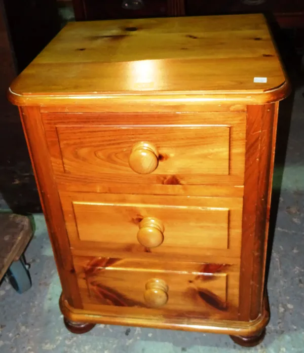 A 20th century pine bedside chest of three drawers, on bun feet, 45cm wide x 61cm high. I5
