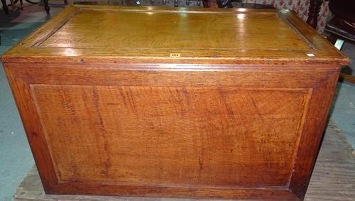 An early 20th century oak lift top trunk, 106cm wide x 62cm high.  G8