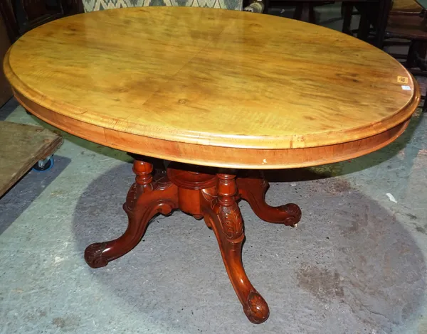 A Victorian walnut tilt top loo table, on four downswept supports, 105cm wide x 74cm high.  I7