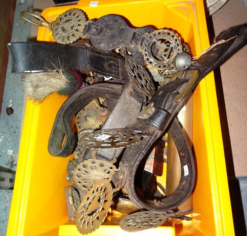 Metalware collectables, including; horse brasses, a Russian lacquer box, a shell case, a bell and sundry, (qty).   S3B