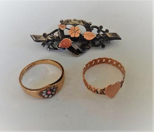 A 9ct gold ring, in a chain link design, with a heart shaped motif, Birmingham 1902, ring size N and a half, a Victorian 9ct gold, seed pearl and red