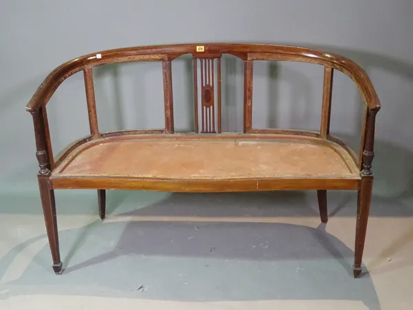 An Edwardian mahogany show frame sofa, 124cm wide.   C9