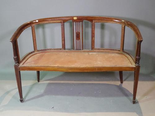An Edwardian mahogany show frame sofa, 124cm wide.   C9