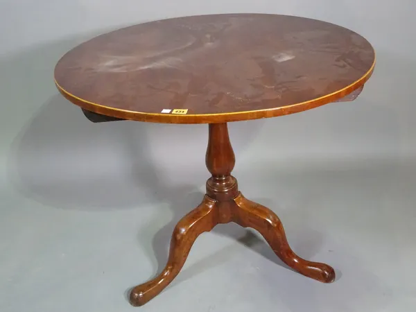 A George III mahogany circular tripod table on three downswept pad supports, 90cm wide x 73cm high.   I7