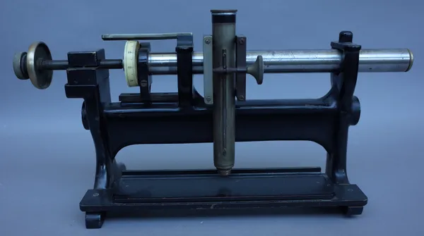 A Cambridge reading microscope, early 20th century, lacquered brass and steel, with rack and pinion focusing and fine adjustment, approx. 45cm wide.