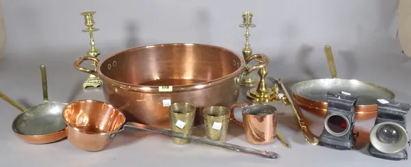 Metalware collectables, including; copper and brass wares, a jam pan, candlesticks, a coal scuttle and sundry, (qty).   S4M