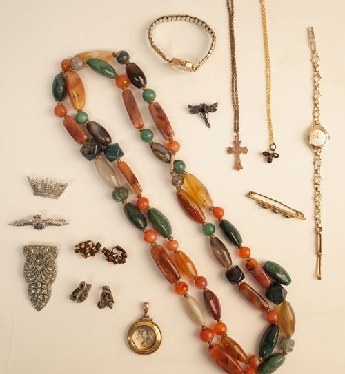 A Freeson 9ct gold lady's bracelet wristwatch, a Regency lady's wristwatch, on an expanding metal bracelet, a 9ct gold circular pendant locket, Birmin