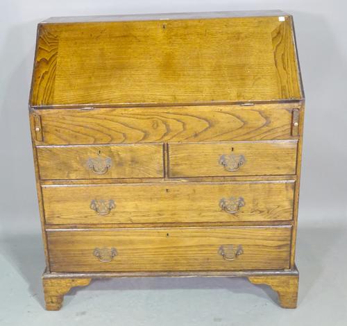 An early 20th century oak bureau with stepped and welled interior on bracket feet, 90cm wide x 102cm high.  K7