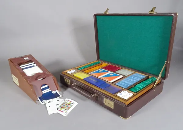 A 20th century card dealers shoe and cased set of betting chips.   S1T