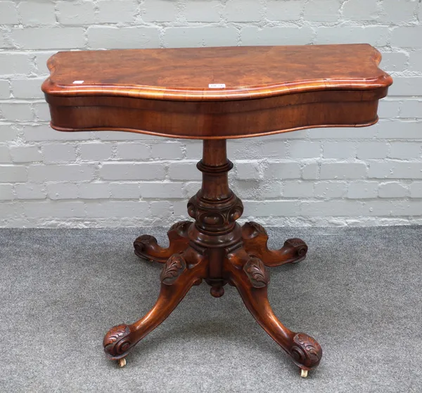 A Victorian figured walnut pedestal card table, the serpentine top over turned column and four downswept supports, 87cm wide x 42cm deep.