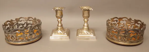 A pair of Victorian silver candlesticks, each with spiral and fluted decoration and with detachable sconces, raised on square bases, Sheffield 1890 (l