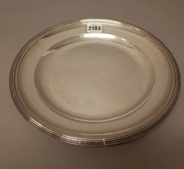 A French main course plate, of circular form with a decorated rim, the underside monogram engraved, diameter 28.5cm, weight 796 gms.