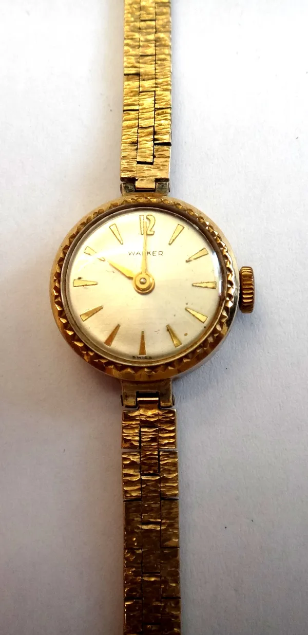 A Walker 9ct gold circular cased lady's bracelet wristwatch, the signed silvered dial with baton numerals, digit 12 at 12 o'clock, on a bark textured