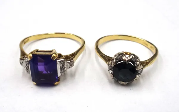 An 18ct gold, sapphire and diamond set seven stone cluster ring, mounted with the circular cut sapphire at the centre, ring size P and a gold, amethys