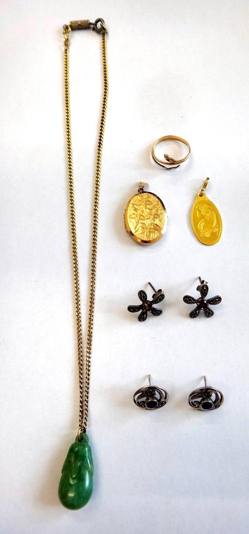 A gold oval pendant, detailed Suisse 2,5 G Fine Gold 999,9, a 9ct gold oval pendant locket, with floral engraved decoration, a gold ring, in a serpent