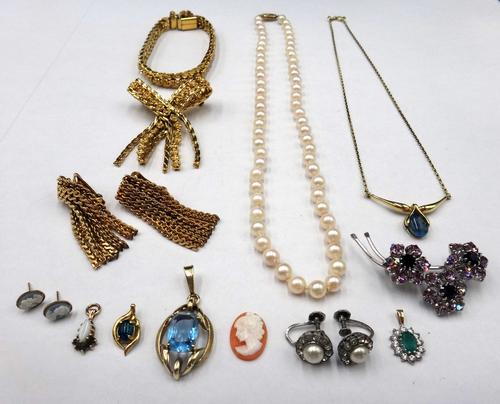 A 9ct gold and opal doublet necklace, four gem set pendants, a single row necklace of uniform cultured pearls on a 9ct gold oval clasp, detailed 375,