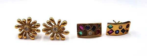 A pair of gold and diamond single stone earstuds, each is a splash design, mounted with a circular cut diamond, the backs with post and butterfly clip