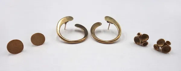A pair of 9ct gold earrings, each in a tapering twisted hoop shaped design, a pair of 18ct gold disc shaped earstuds, having a textured finish and a p