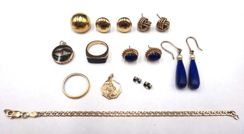 A gold and platinum wedding ring, a 9ct gold and black onyx set ring, a moss agate pendant, a 9ct gold St Christopher charm, a 9ct gold bracelet, a pa