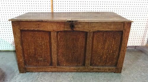 An early 20th century oak triple panel front coffer, 100cm wide x 51cm high.  A6