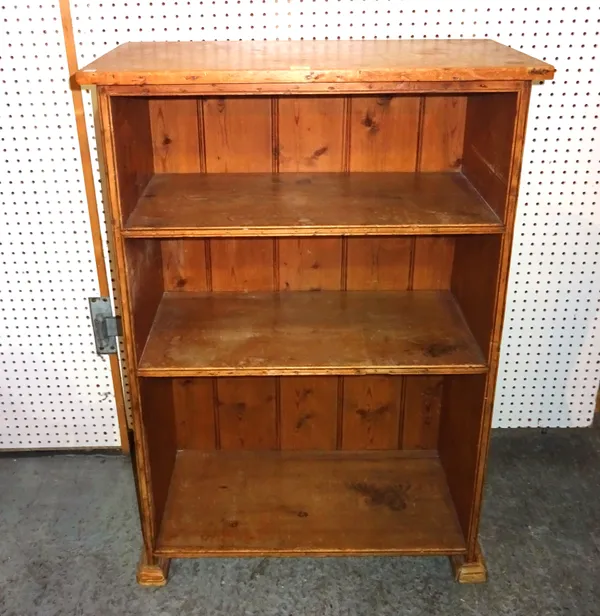 An early 20th century pine three tier open bookcase, 75cm wide x 106cm high.  F9