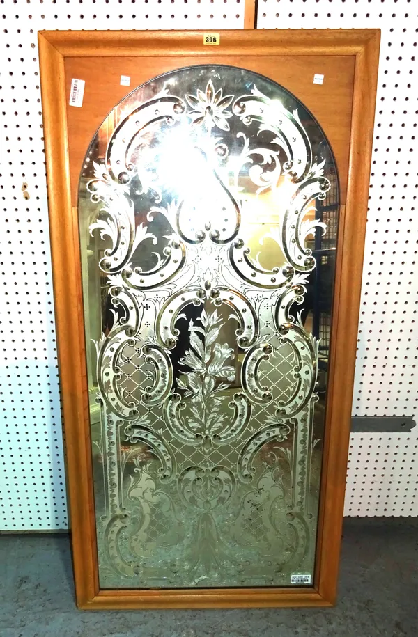 A Venetian style etched arch top mirror within an oak frame, 66cm wide x 137cm high.  A8