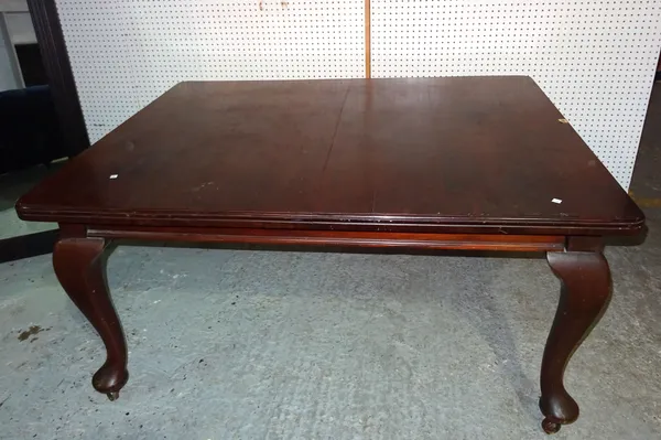 Frank Tyler; a 20th century mahogany extending dining table with two extra leaves on tapering cabriole supports, 150cm wide x 223cm fully extended x 7