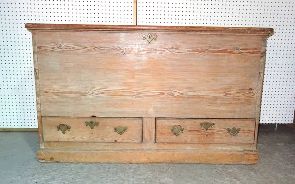 A George III pine mule chest with lift top over a pair of lower drawers, 126cm wide.   H7