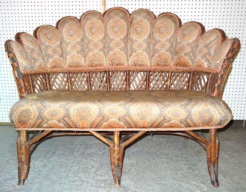 An Edwardian fan/peacock back wickerwork sofa, 123cm wide.  H9