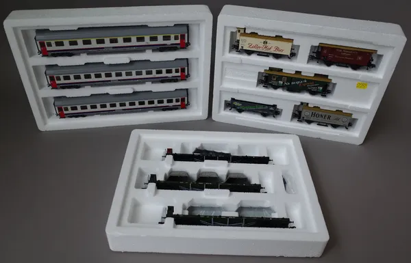 Marklin HO gauge railway comprising; 43513 SNCB car set, 47909 'Industrial traffic' car set, 47897 'SZD' Freight car set, 46286 'Locomotive builders c